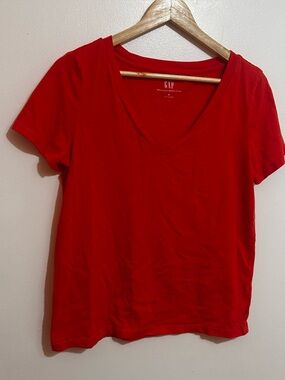 GAP Women’s Bright Red V-Neck Short Sleeve Tee